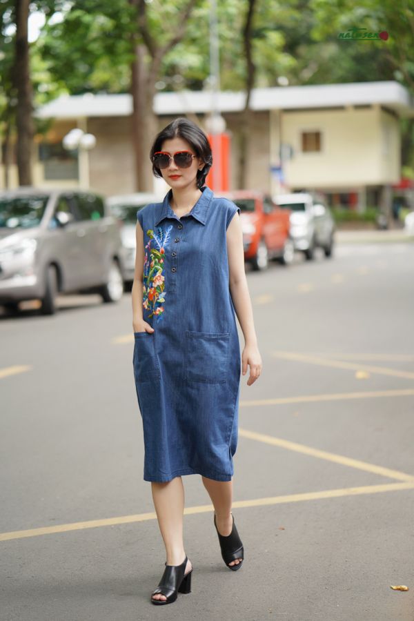 Đầm denim trụ thêu tay Thu Bình