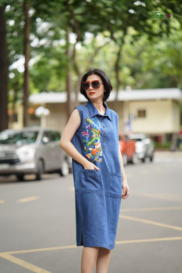 Đầm denim trụ thêu tay Thu Bình