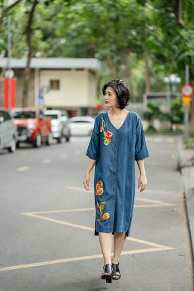  Đầm denim cổ tim thêu tay lá bàng 