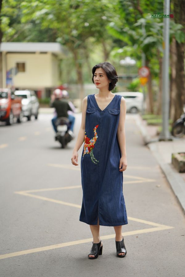 Đầm denim tim thêu thủ công Hạc Bách Hoa