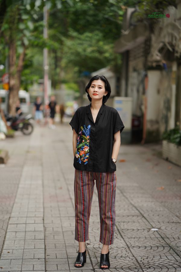 Áo linen thêu tay Thu Bình cổ vest Đen