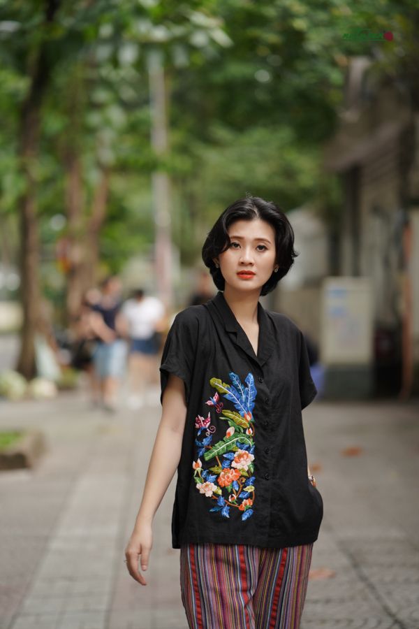 Áo linen thêu tay Thu Bình cổ vest Đen