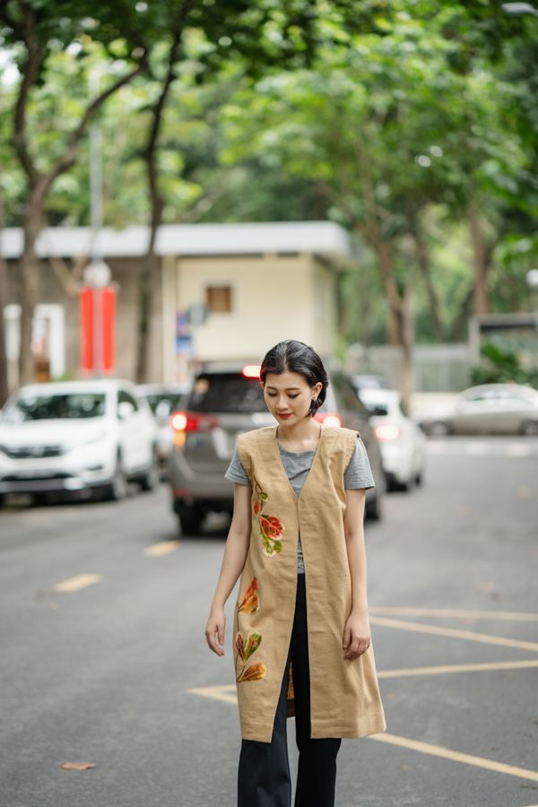 Áo khoác dài màu cát thêu tay lá bàng