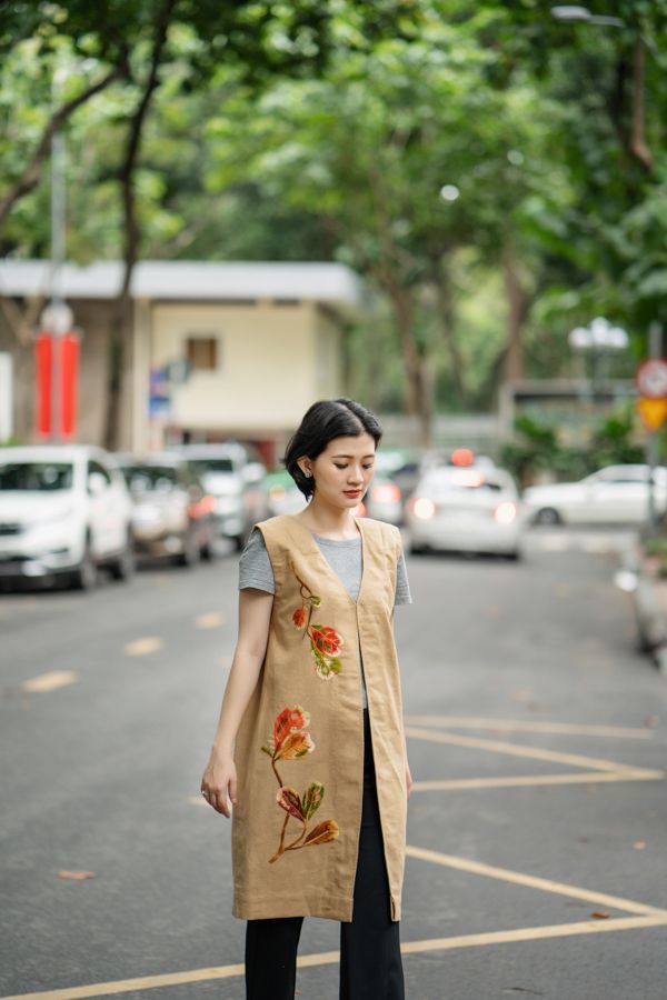 Áo khoác dài màu cát thêu tay lá bàng