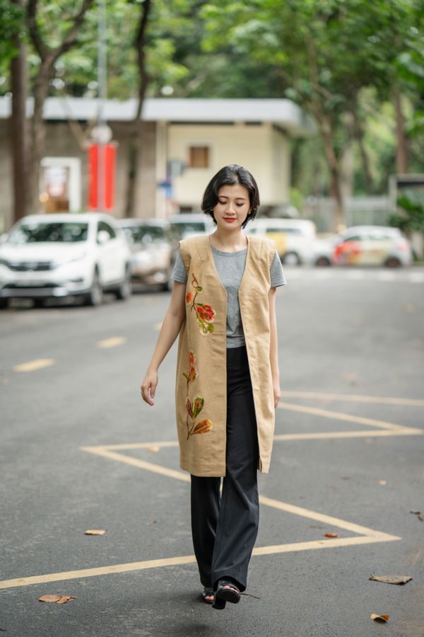 Áo khoác dài màu cát thêu tay lá bàng