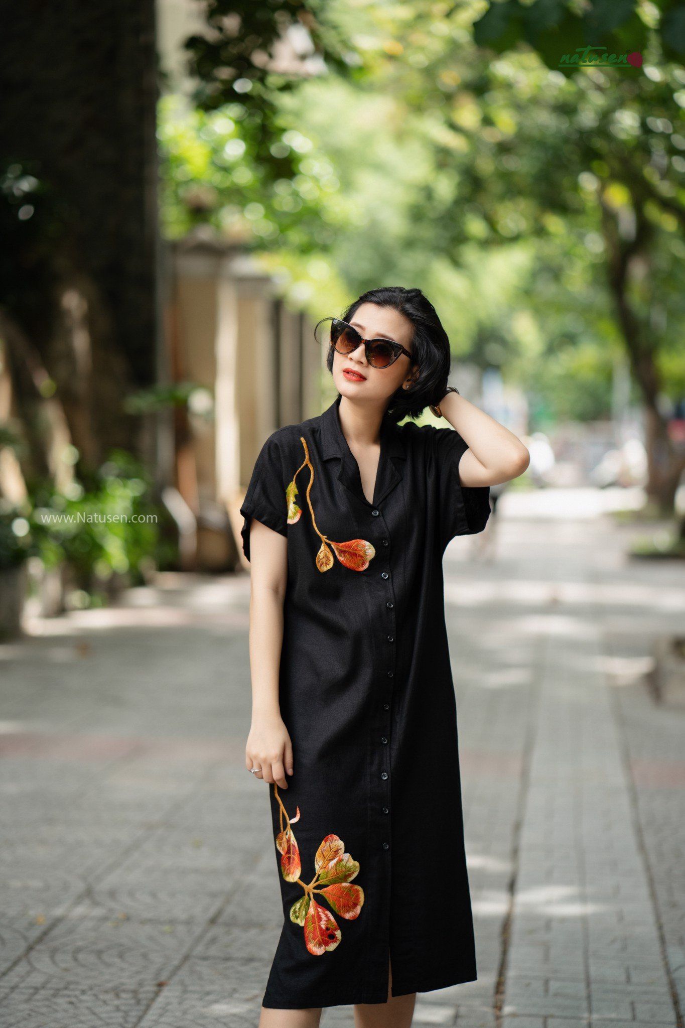 Đầm đen vest thêu tay Lá Bàng