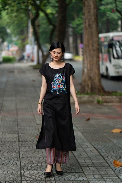 Áo Tunic thêu thủ công linen đũi thêu Bà Triệu cổ thuyền đen