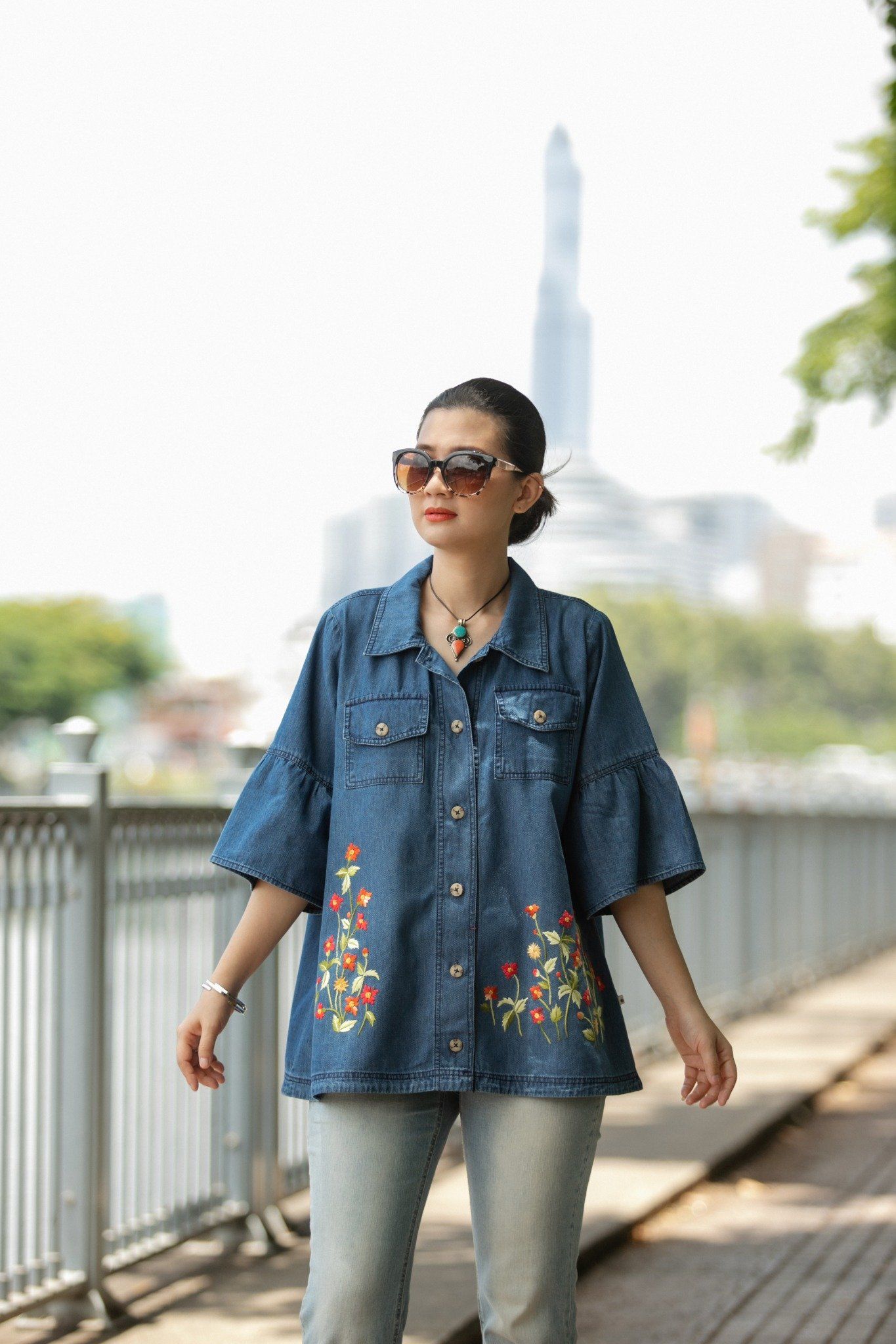 Áo Santa denim thêu tay Cỏ Cúc