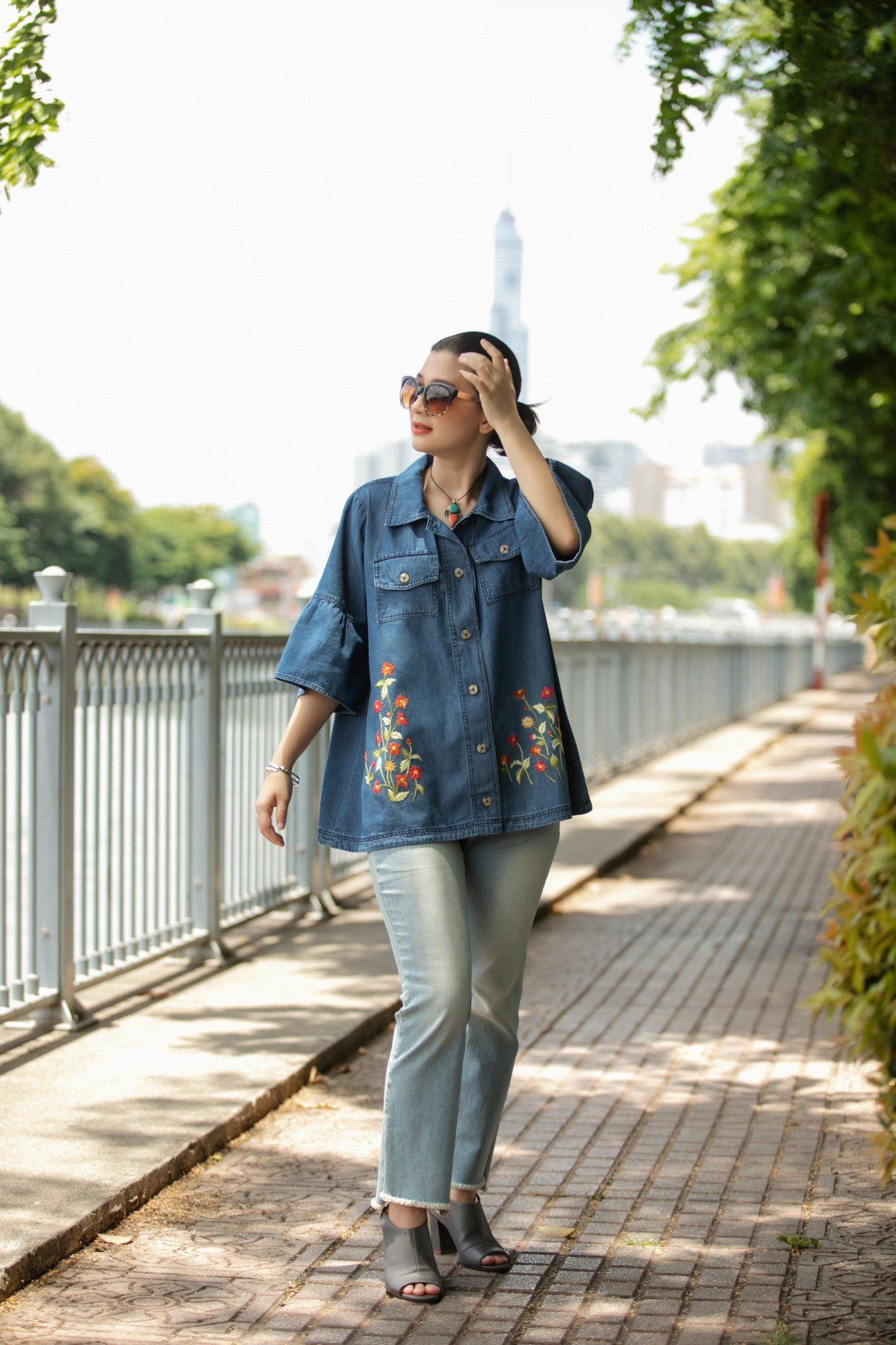 Áo Santa denim thêu tay Cỏ Cúc