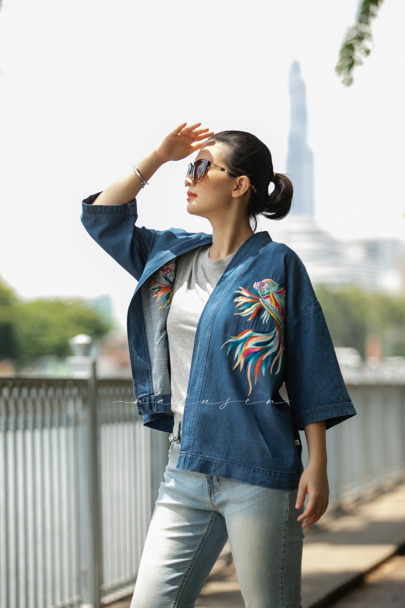 Áo kimono denim thêu tay Song Ngư