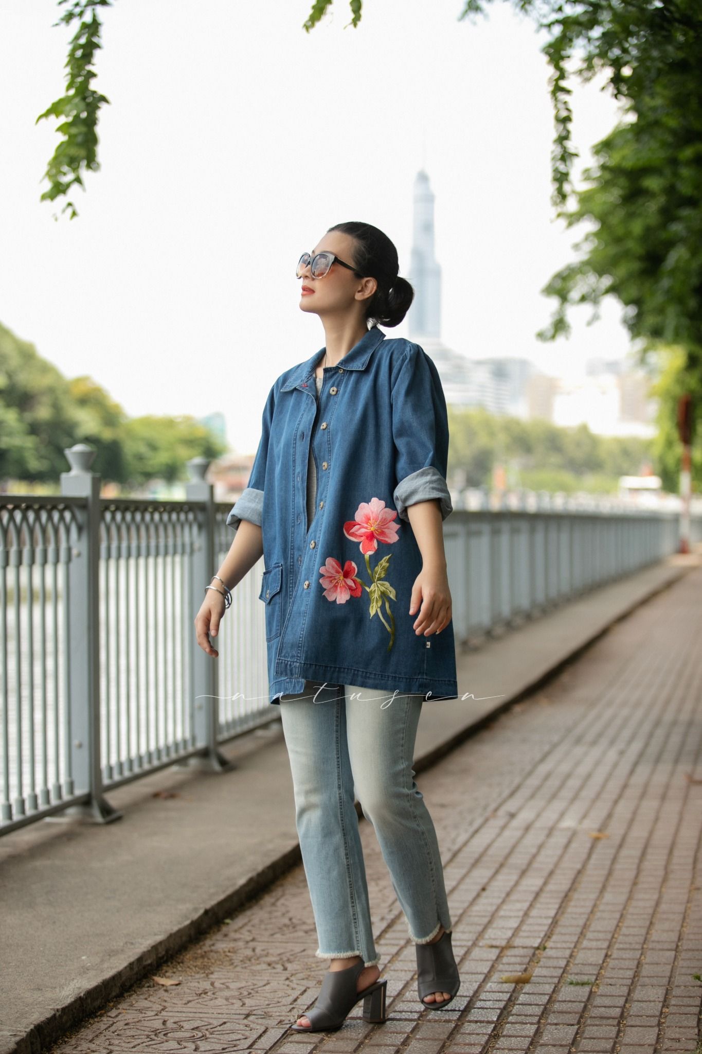 Áo khoác Beauty denim thêu tay hoa Peony