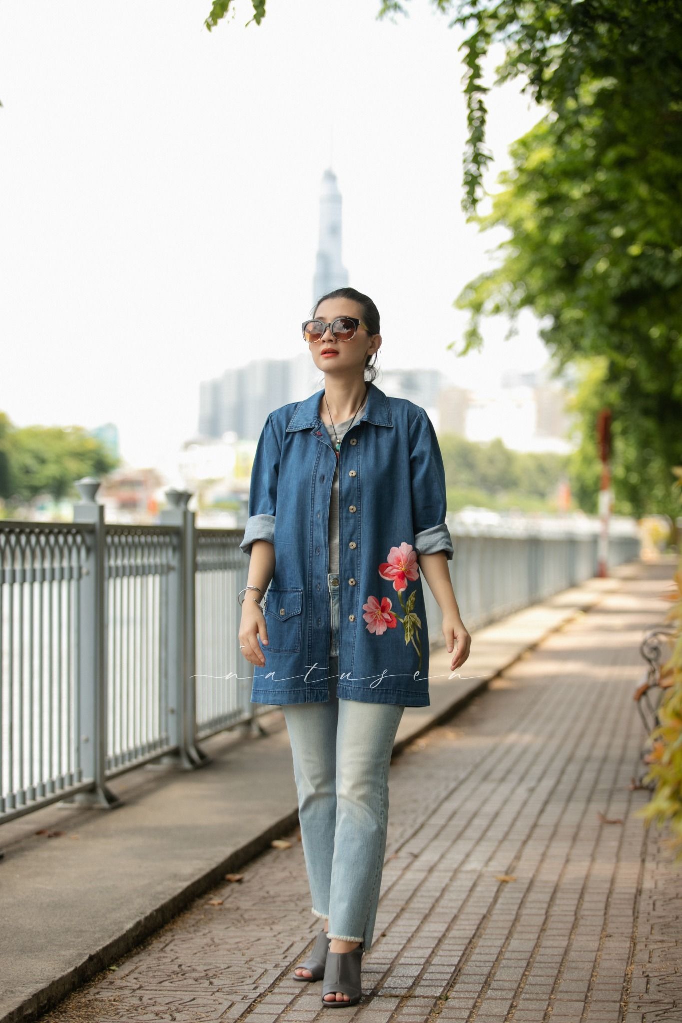 Áo khoác Beauty denim thêu tay hoa Peony