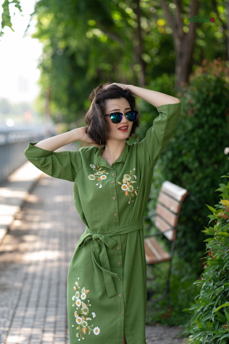 Đầm A xanh lá thêu tay Cúc Tana dây eo