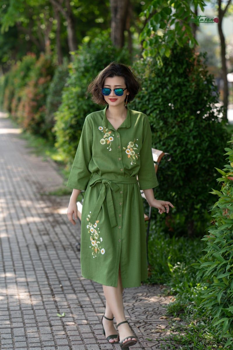 Đầm A xanh lá thêu tay Cúc Tana dây eo