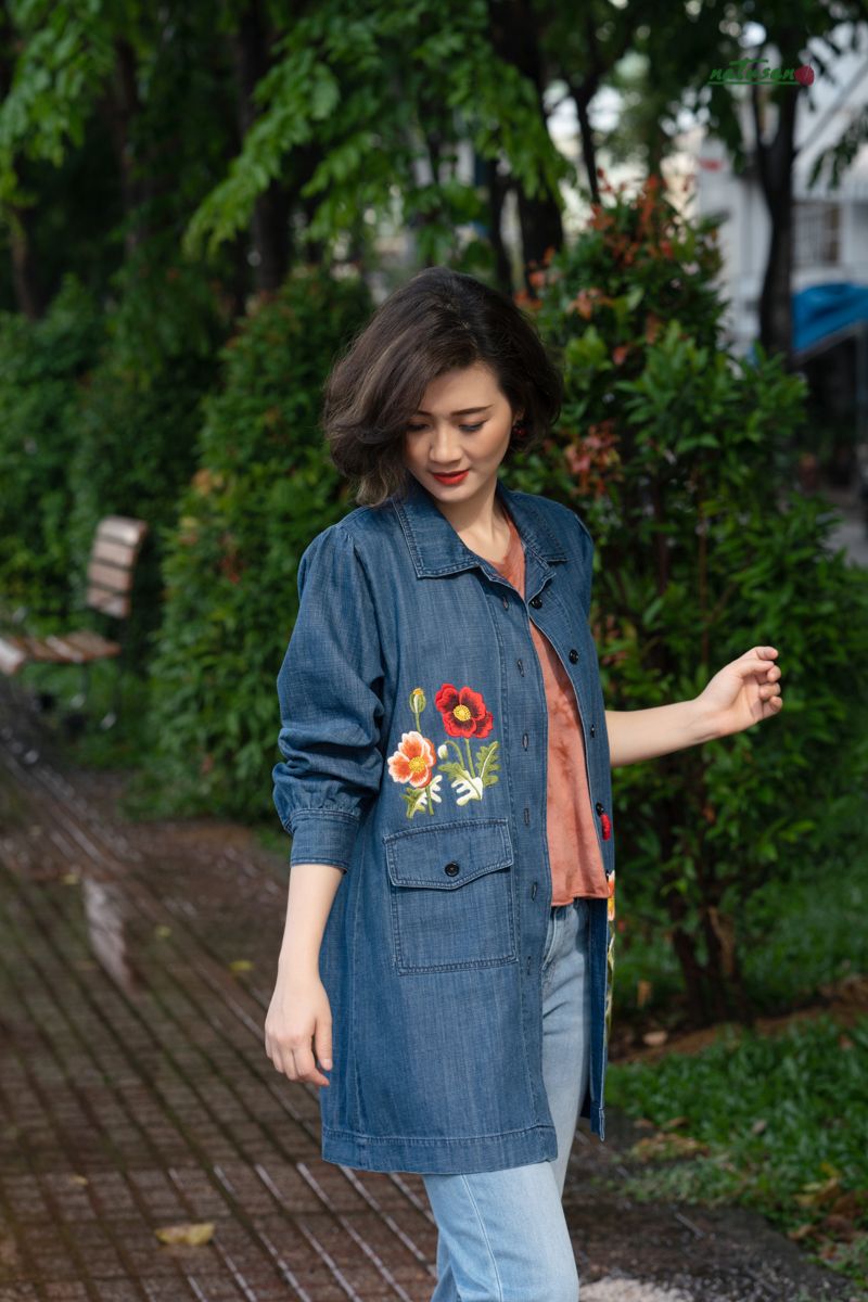 Áo khoác denim tay phùng thêu tay hoa Poppy