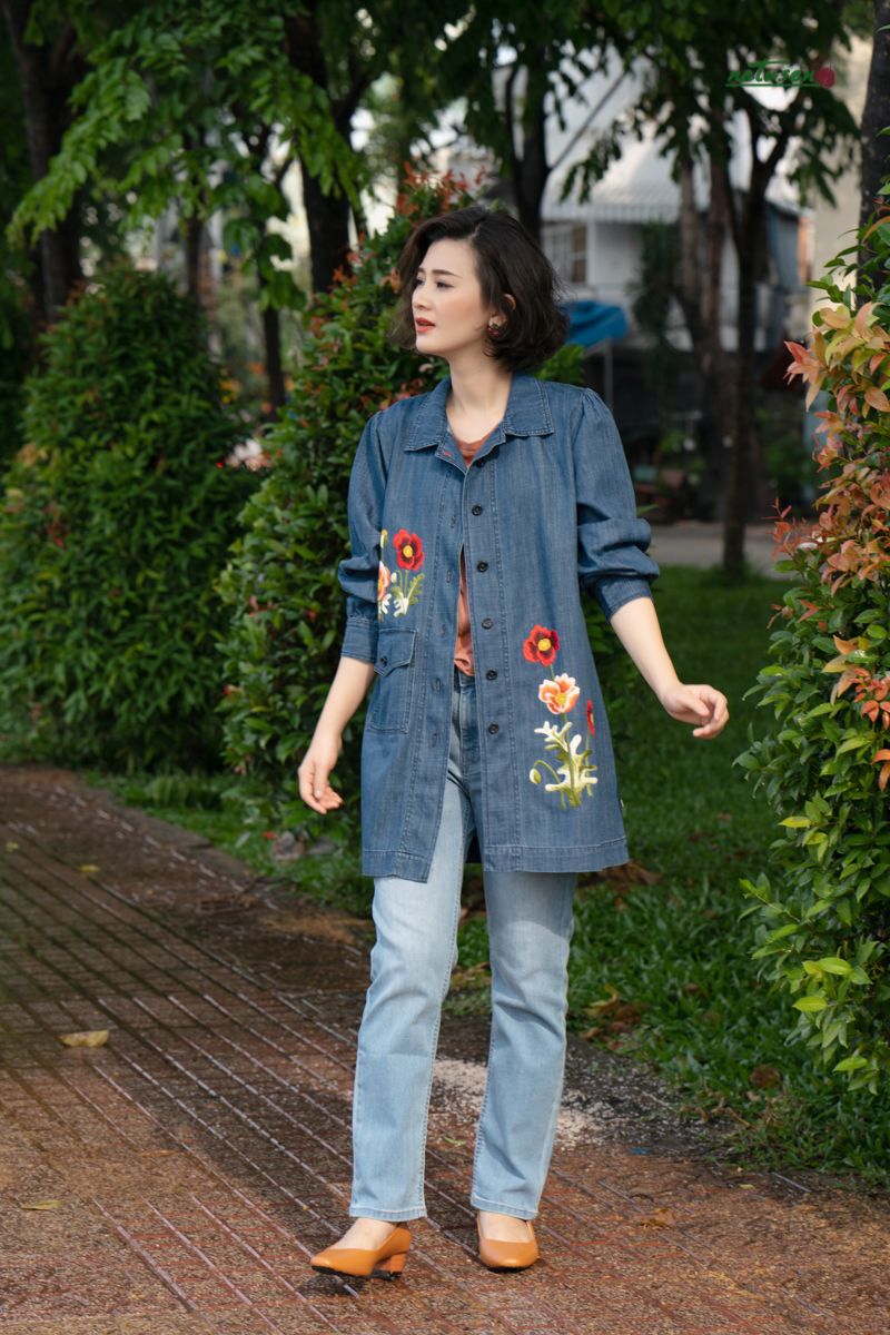 Áo khoác denim tay phùng thêu tay hoa Poppy
