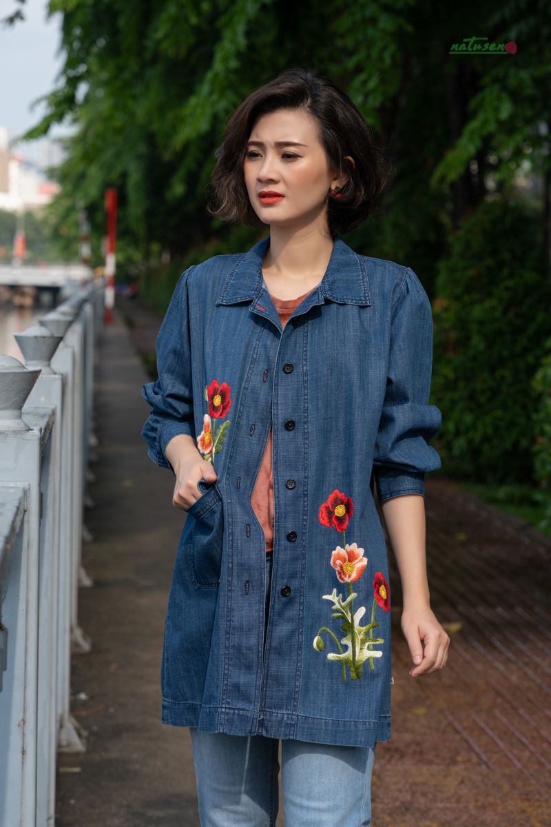 Áo khoác denim tay phùng thêu tay hoa Poppy