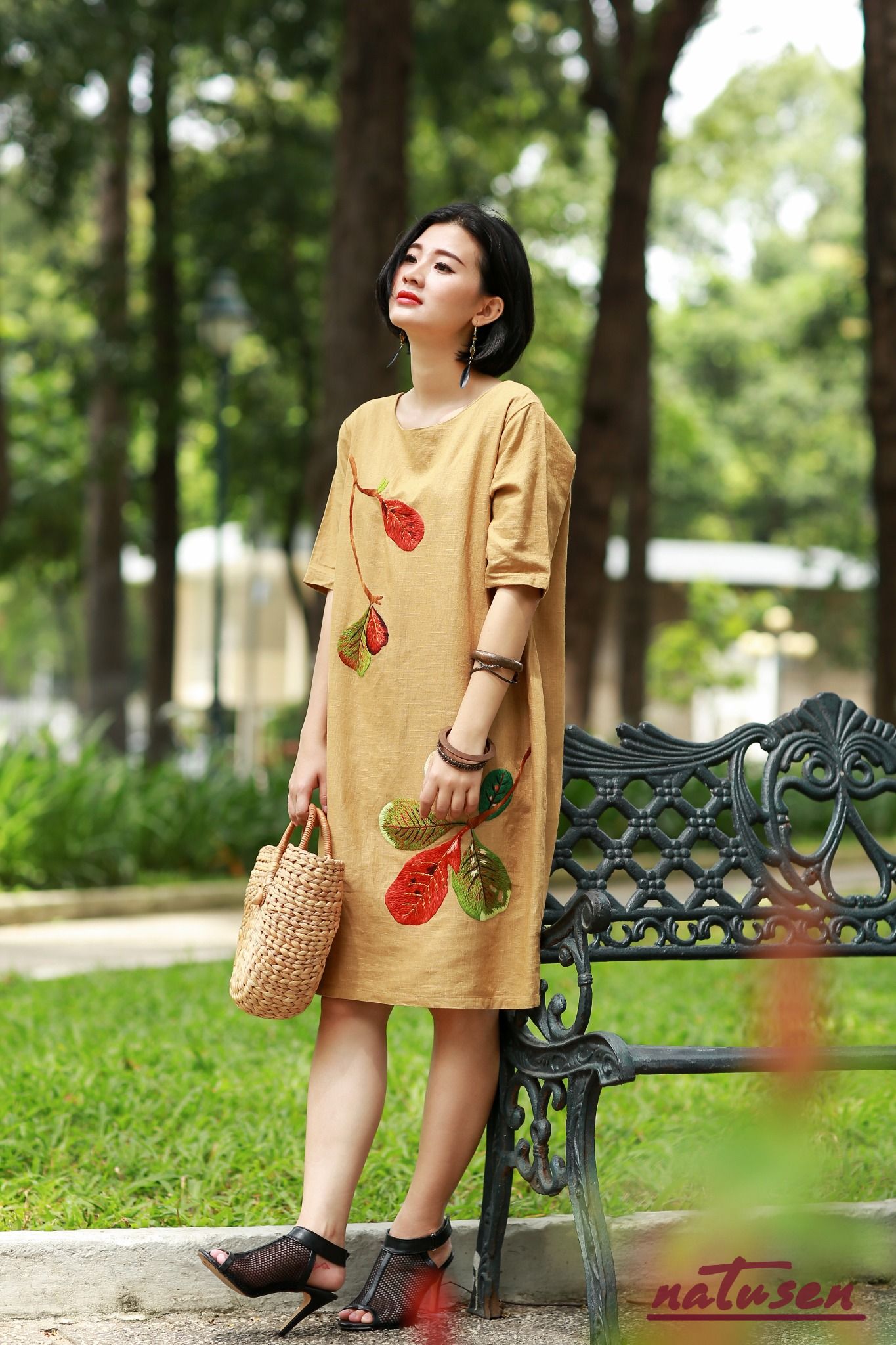  Đầm Mon linen vàng mustard thêu tay lá bàng 