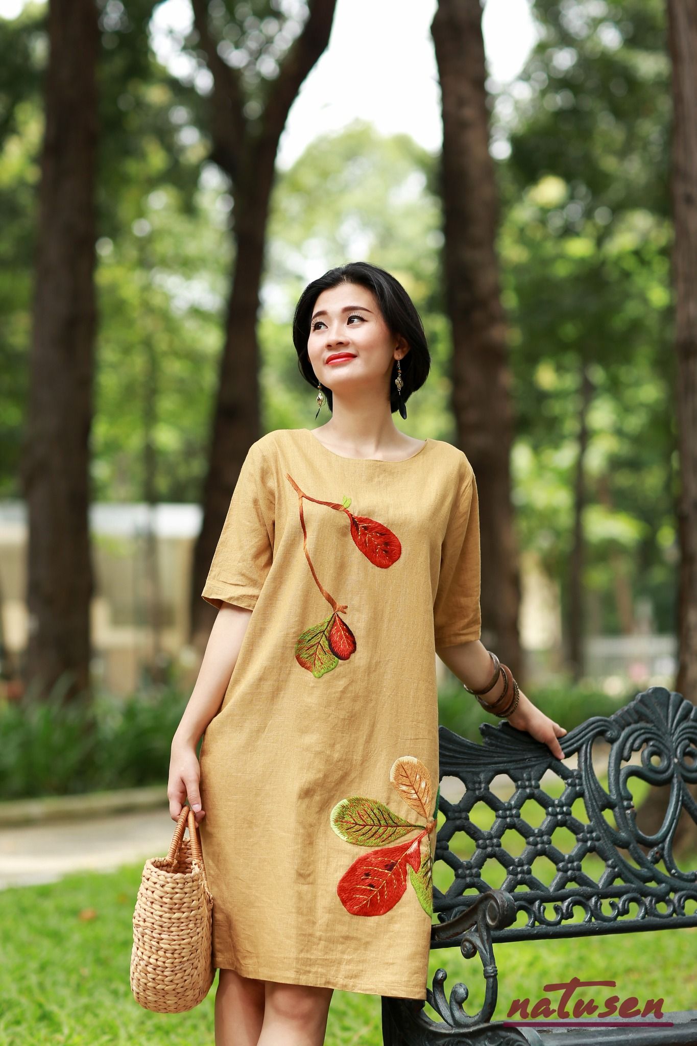  Đầm Mon linen vàng mustard thêu tay lá bàng 