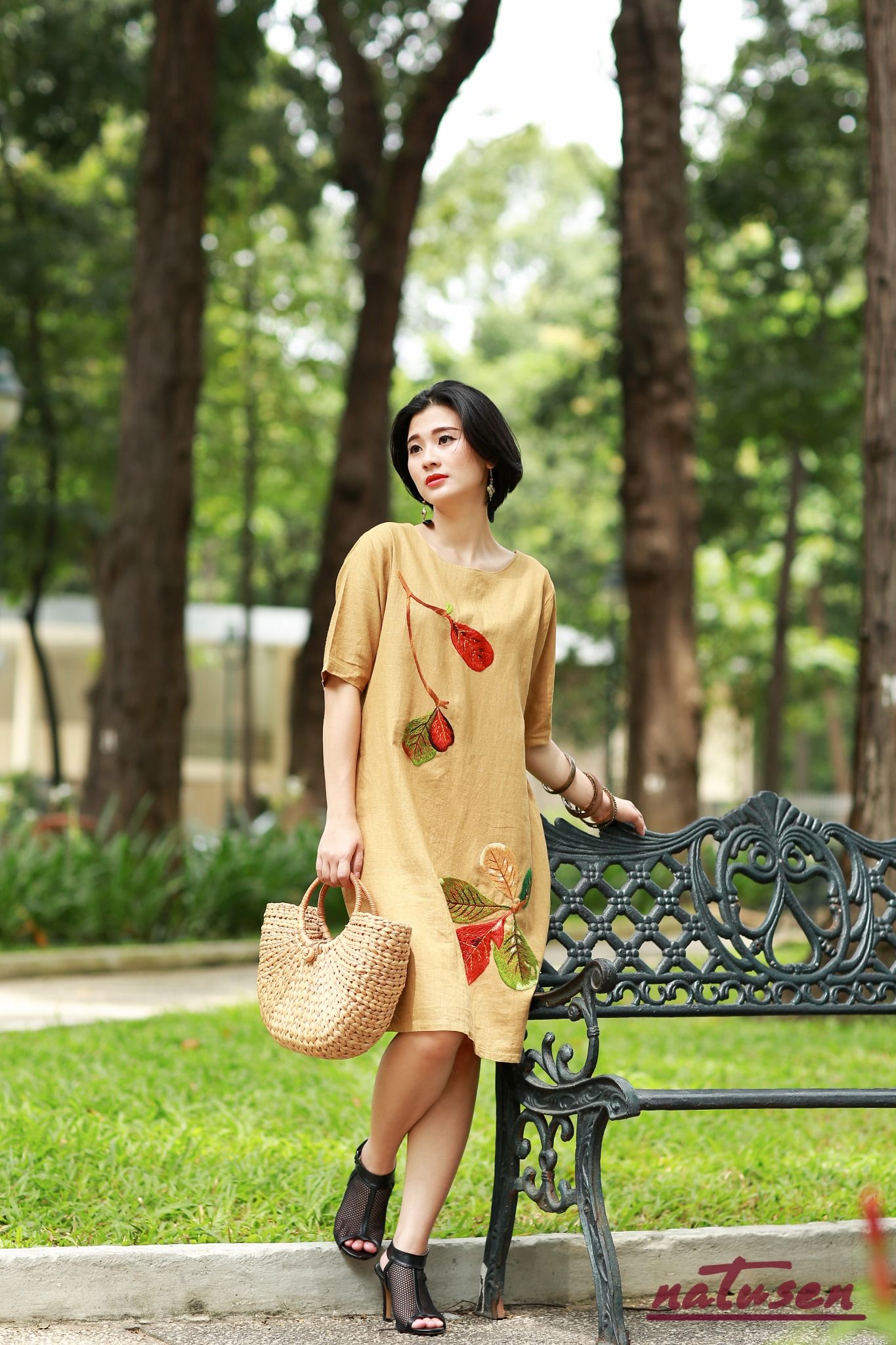  Đầm Mon linen vàng mustard thêu tay lá bàng 