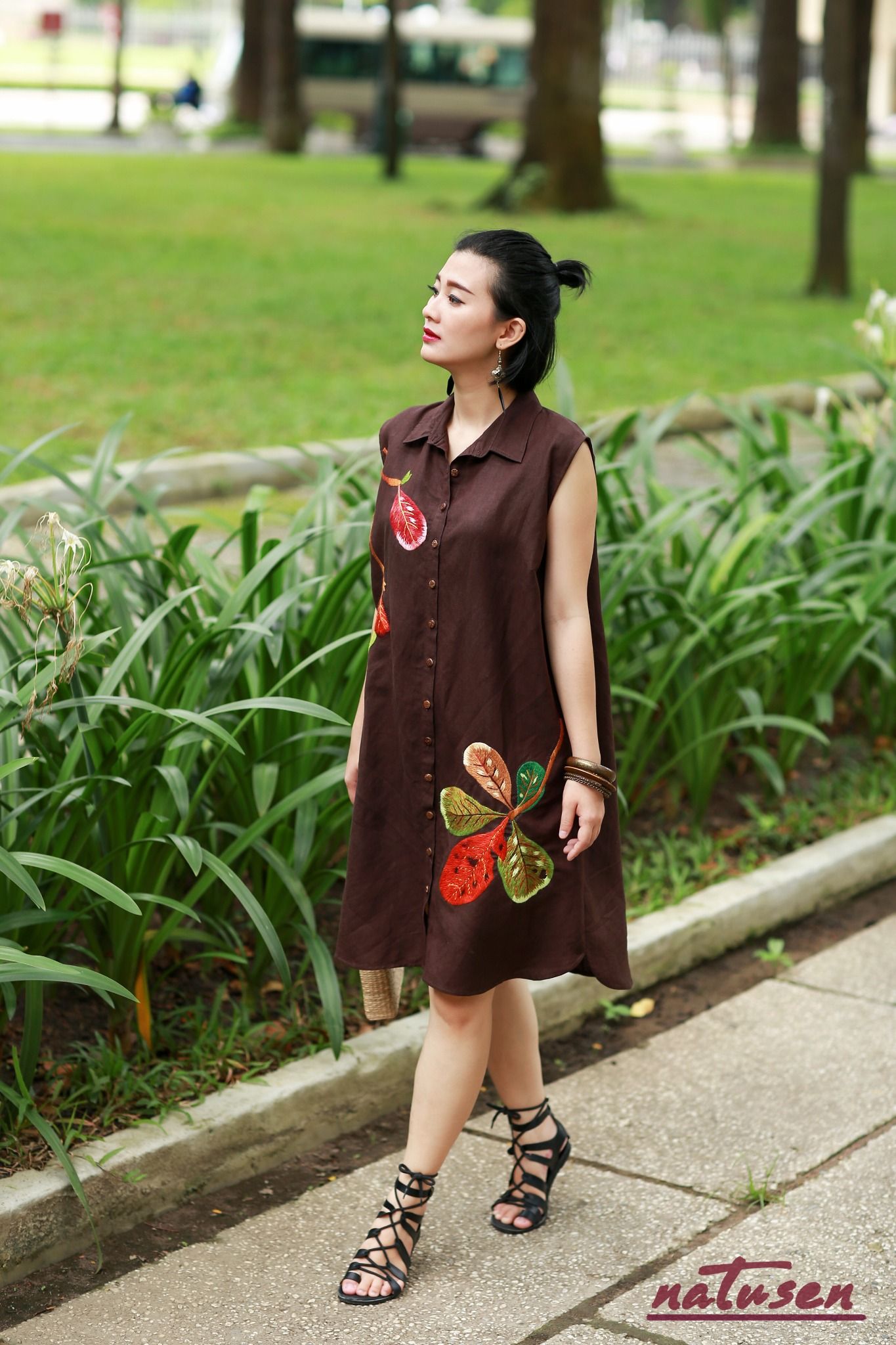 Đầm chemise linen thêu tay lá Bàng