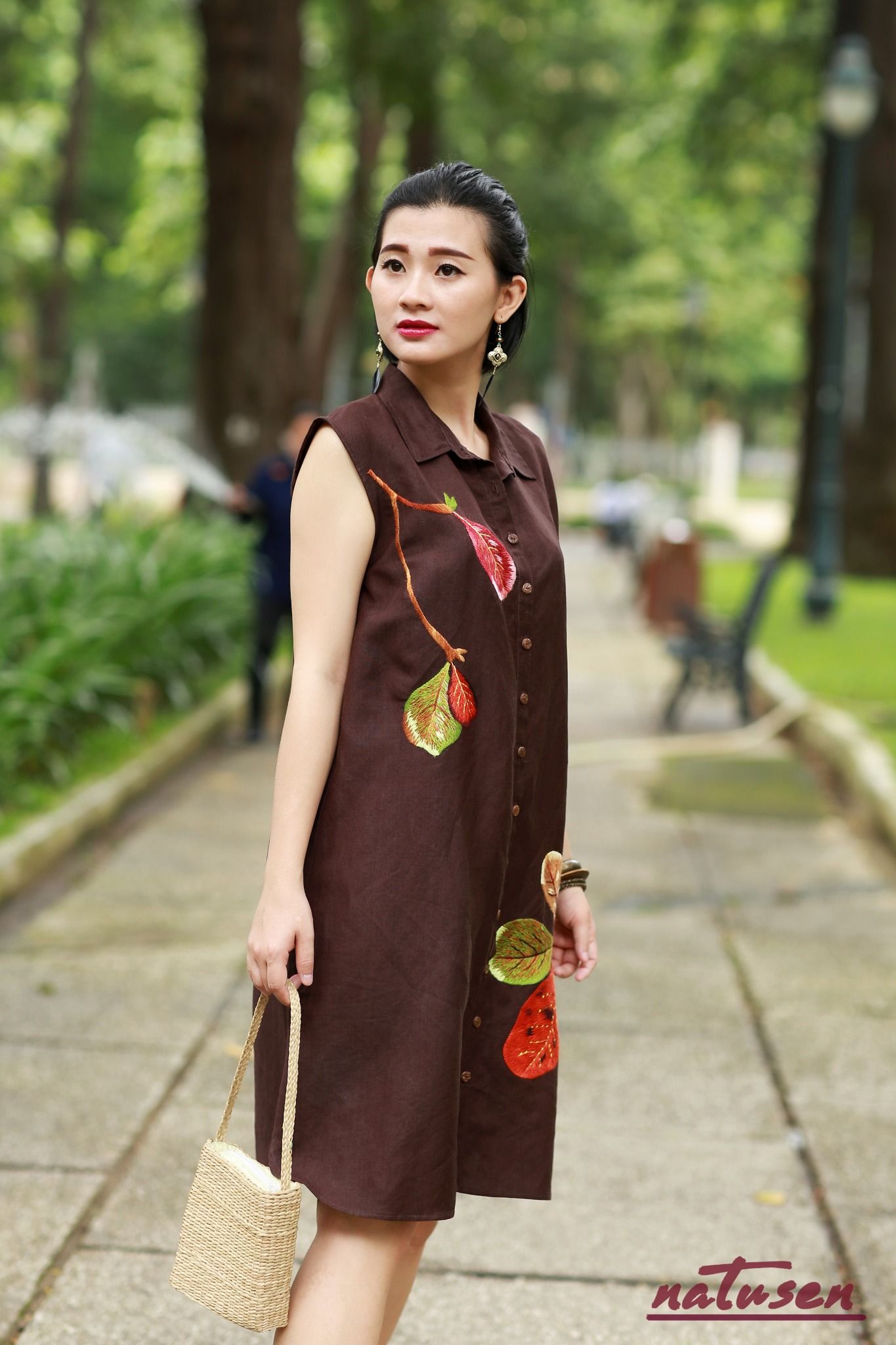 Đầm chemise linen thêu tay lá Bàng