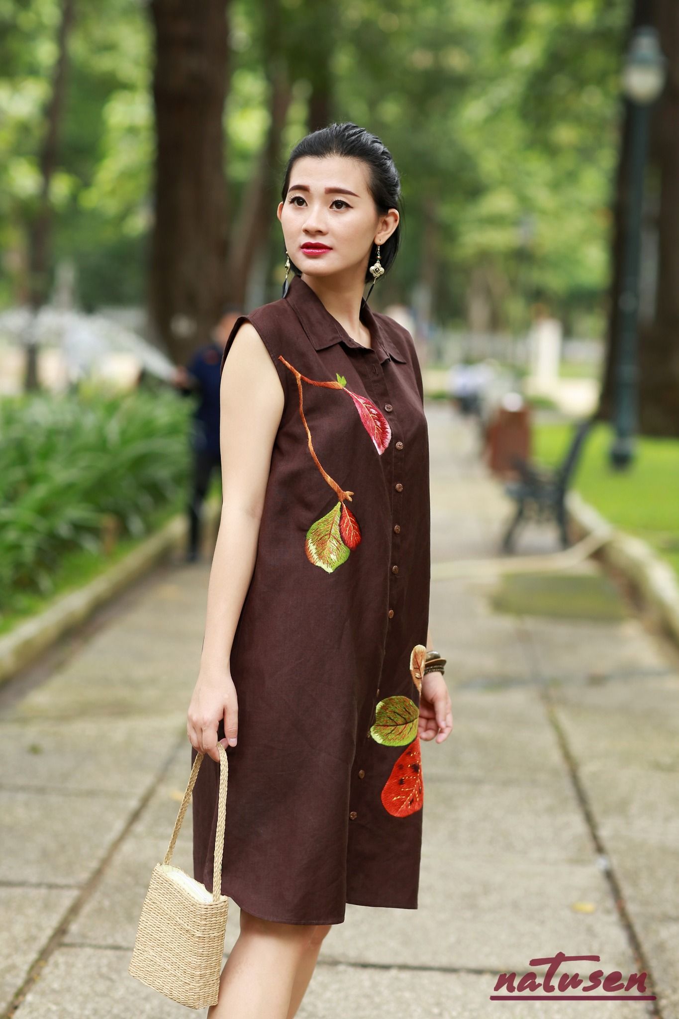  Đầm chemise linen thêu tay lá Bàng 