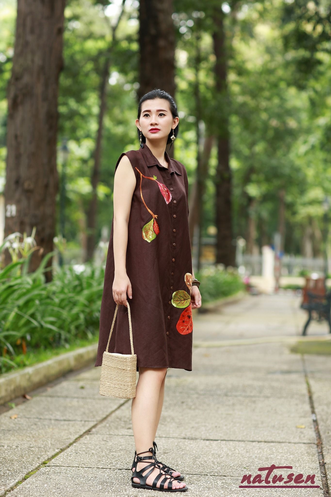 Đầm chemise linen thêu tay lá Bàng