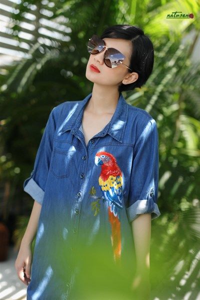 Đầm denim safari thêu tay Vẹt Scarlet