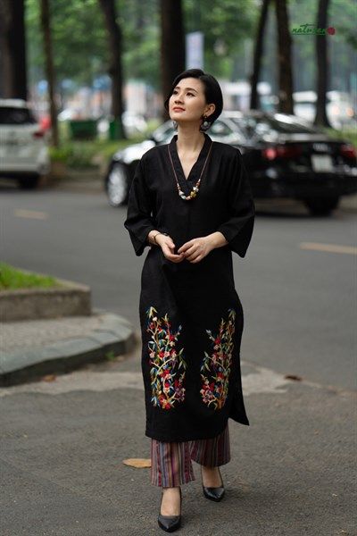 Áo Tunic thêu thủ công Xuân Bình cổ kimono Đen