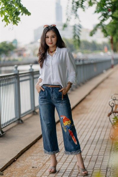 Quần jeans lửng lai tua thêu Vẹt Scarlet