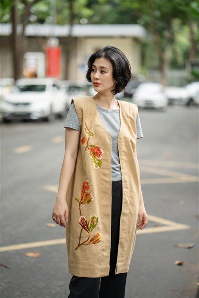 Áo khoác dài màu cát thêu tay lá bàng