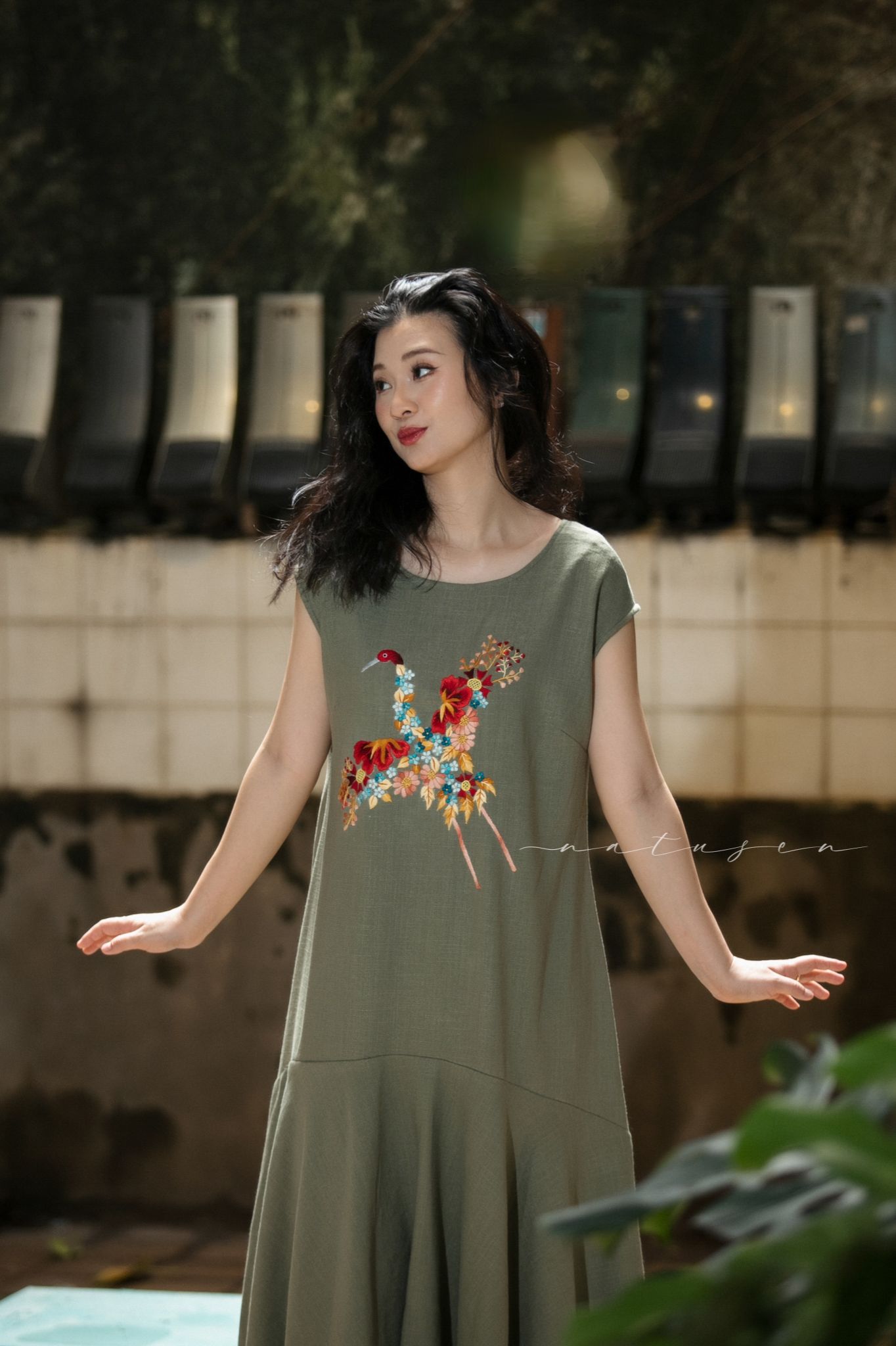 Đầm Oreno linen xanh rêu thêu tay Hạc Bách Hoa