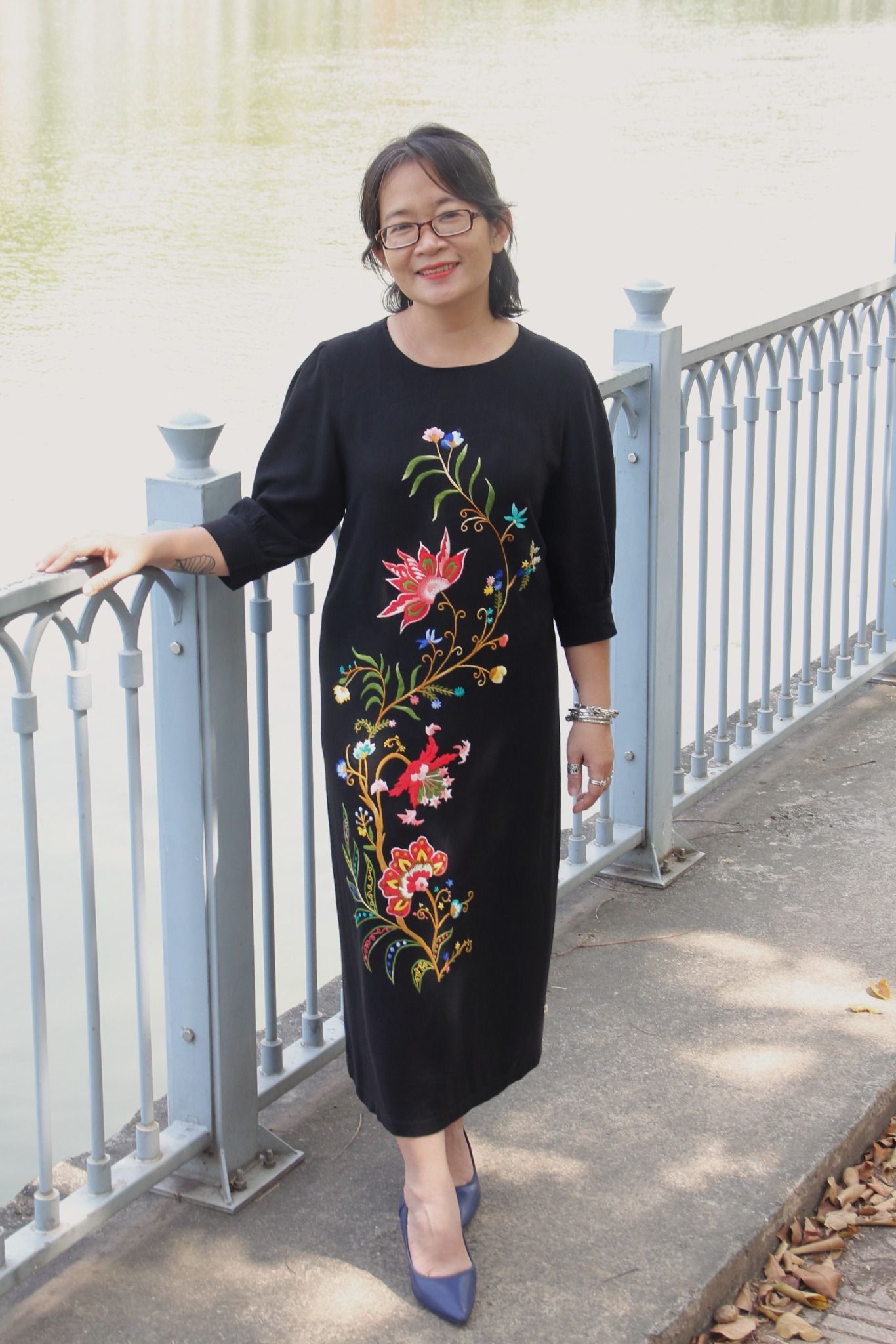 Đầm Miko Đen linen bamboo thêu tay Queen Jacobean