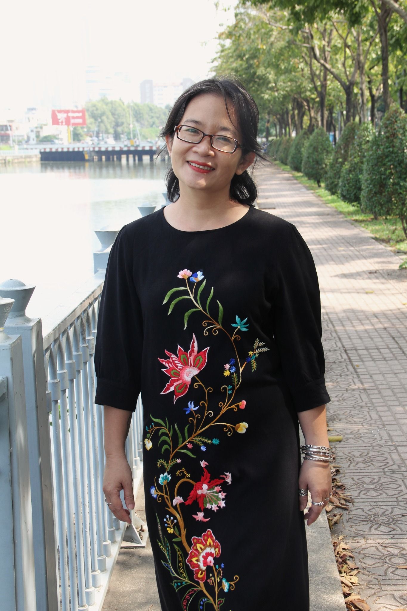 Đầm Miko Đen linen bamboo thêu tay Queen Jacobean