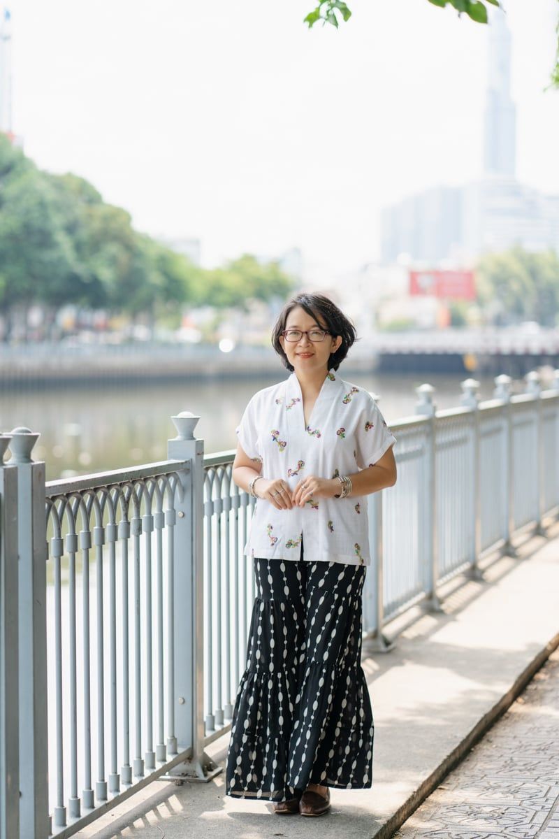Quần Gypsy ống loe nhúng tầng Đen in Bi
