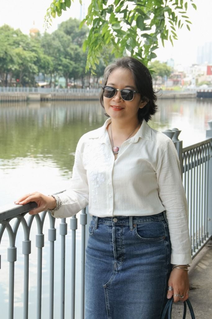 Áo chemise Kem thêu tay Hoa Bằng Lăng Trắng