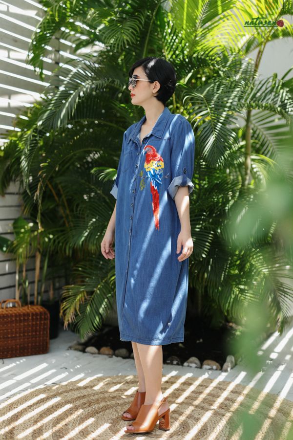 Đầm denim safari thêu tay Vẹt Scarlet