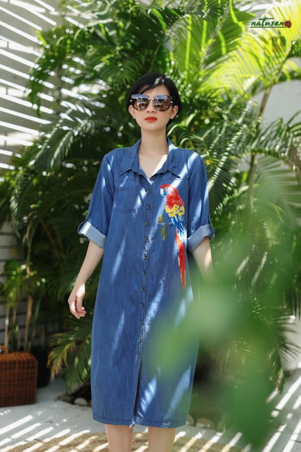 Đầm denim safari thêu tay Vẹt Scarlet