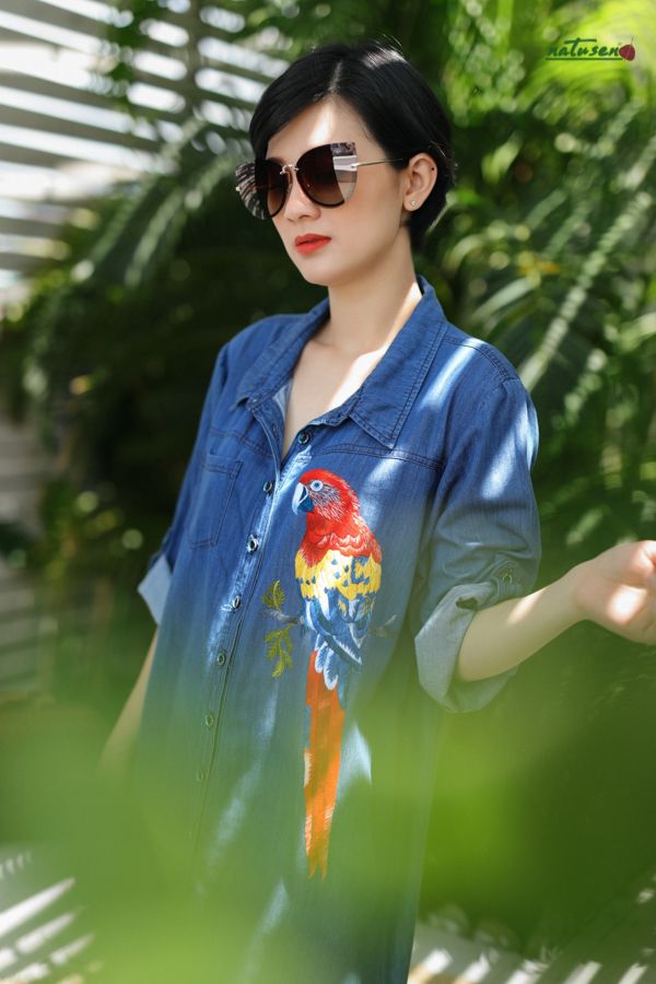 Đầm denim safari thêu tay Vẹt Scarlet