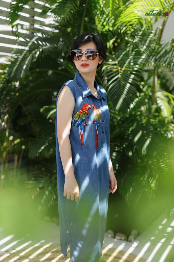Đầm denim thêu thủ công đôi Vẹt Scarlet
