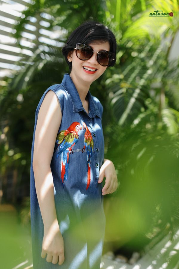 Đầm denim thêu thủ công đôi Vẹt Scarlet