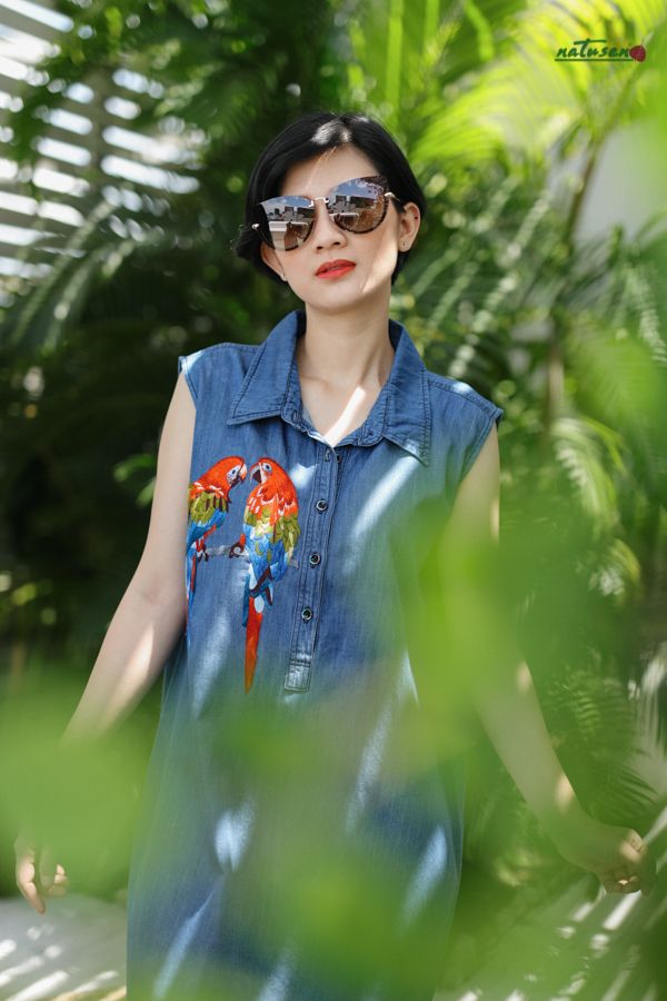 Đầm denim thêu thủ công đôi Vẹt Scarlet