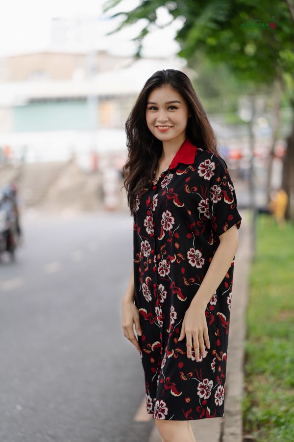 Đầm chemise in hoa phối cổ đỏ