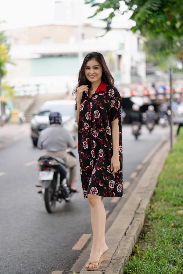  Đầm chemise in hoa phối cổ đỏ 