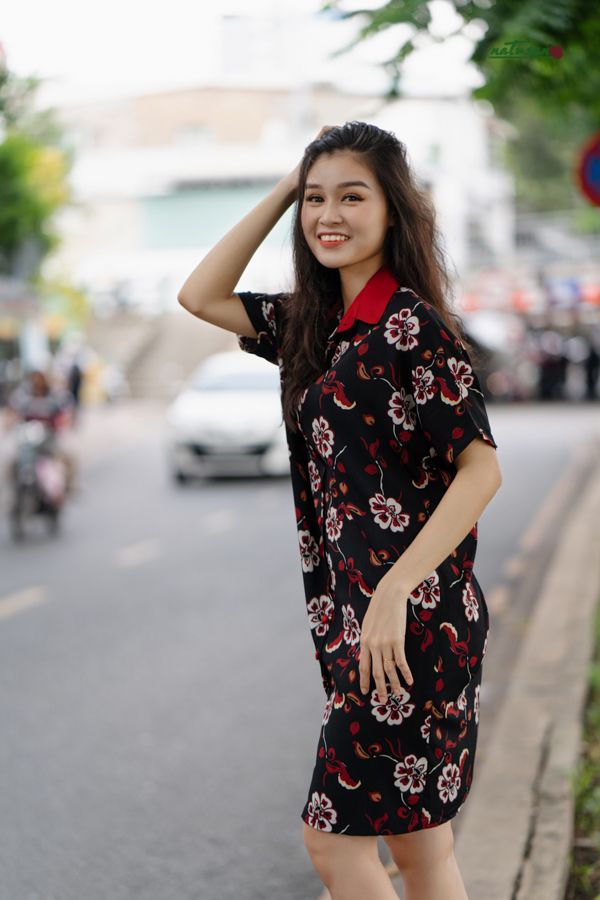 Đầm chemise in hoa phối cổ đỏ