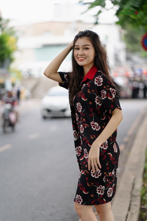  Đầm chemise in hoa phối cổ đỏ 