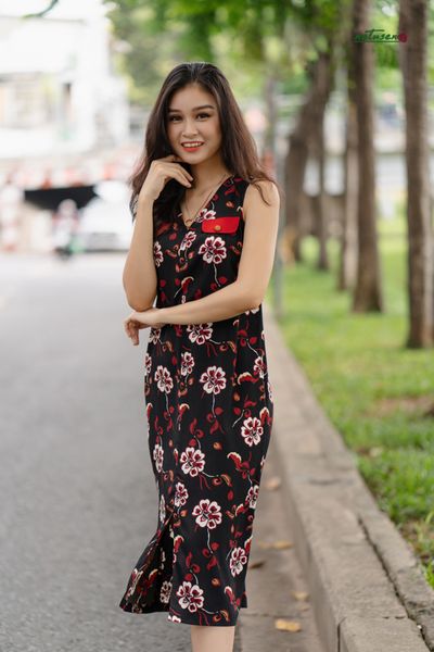  Đầm Chingi cotton lụa đen bông đỏ 