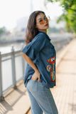  Quần jeans ống túm màu Nhạt 