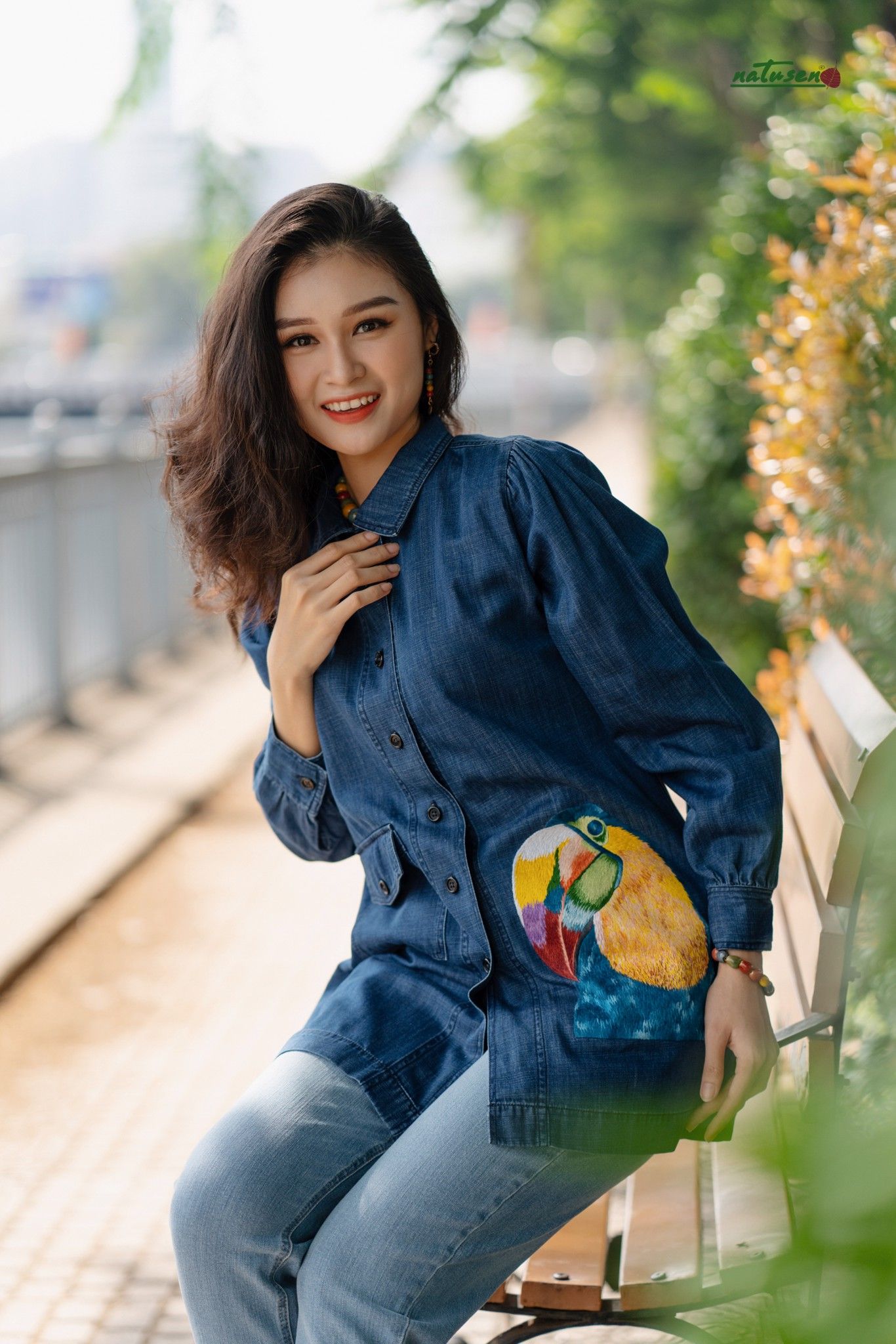 Áo khoác denim thêu thủ công Toucan King